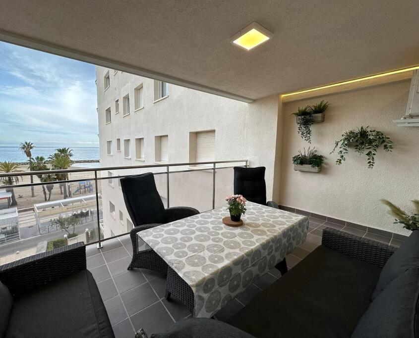 Cunit, Front Line With Sea View Exterior foto